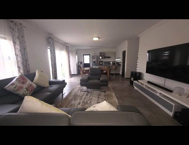 3 BEDROOM HOUSE FOR SALE IN THATCHFIELD